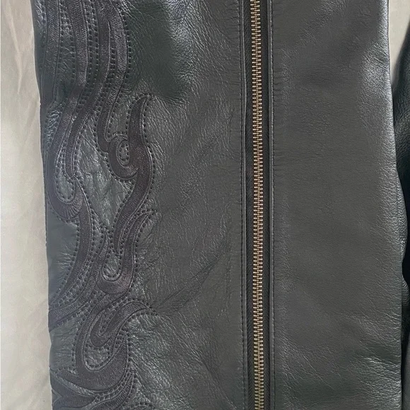 Women’s Harley Davidson Lined Leather Pants tribal Appliqué/Zippers at bottom. 8 - Picture 5 of 13